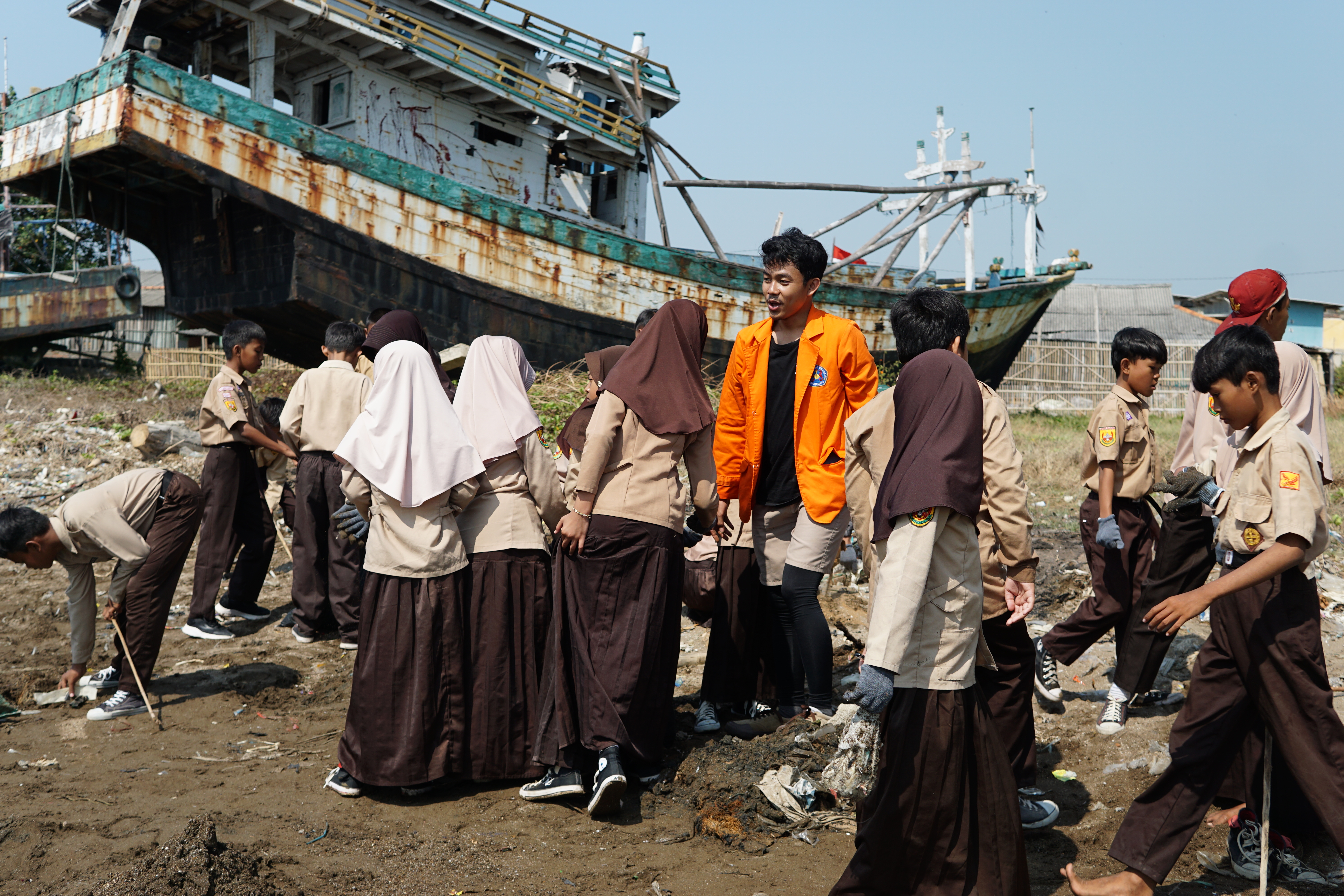 Mahasiswa ITPB Gelar Aksi Bersih-bersih Sampah Pantai Dadap, Libatkan Siswa SD